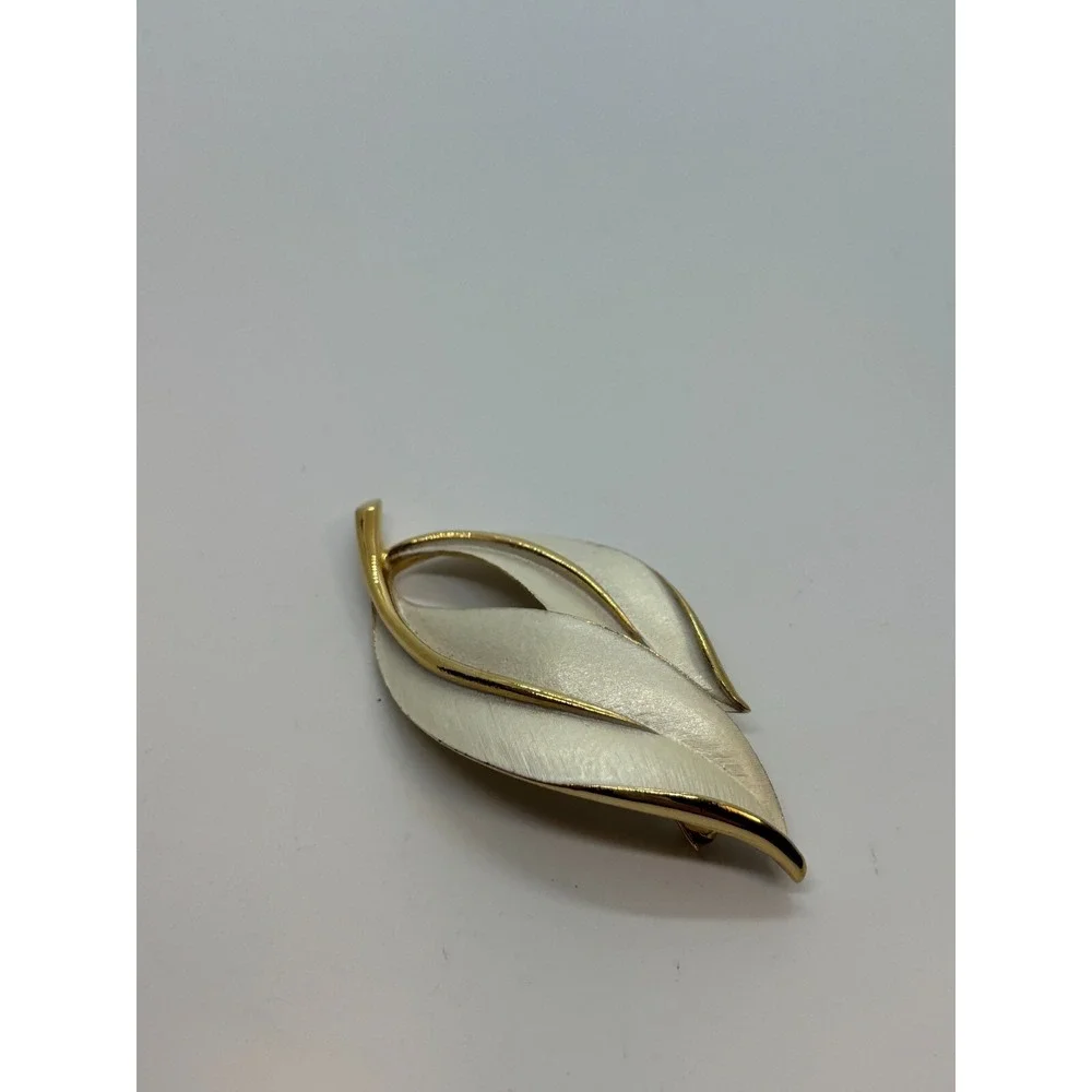 Vintage‎ Brooch Gold Tone and Enamel Signed Sarah Coventry Twisted Leaf